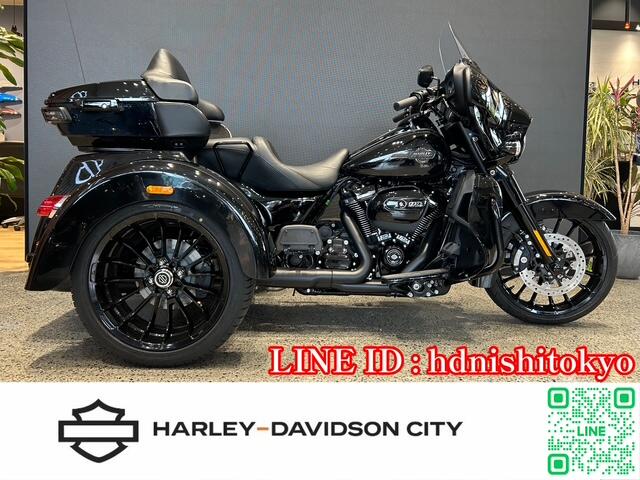 2025 Harley-Davidson® Tri Glide™ Ultra Vivid Black - Black Finish