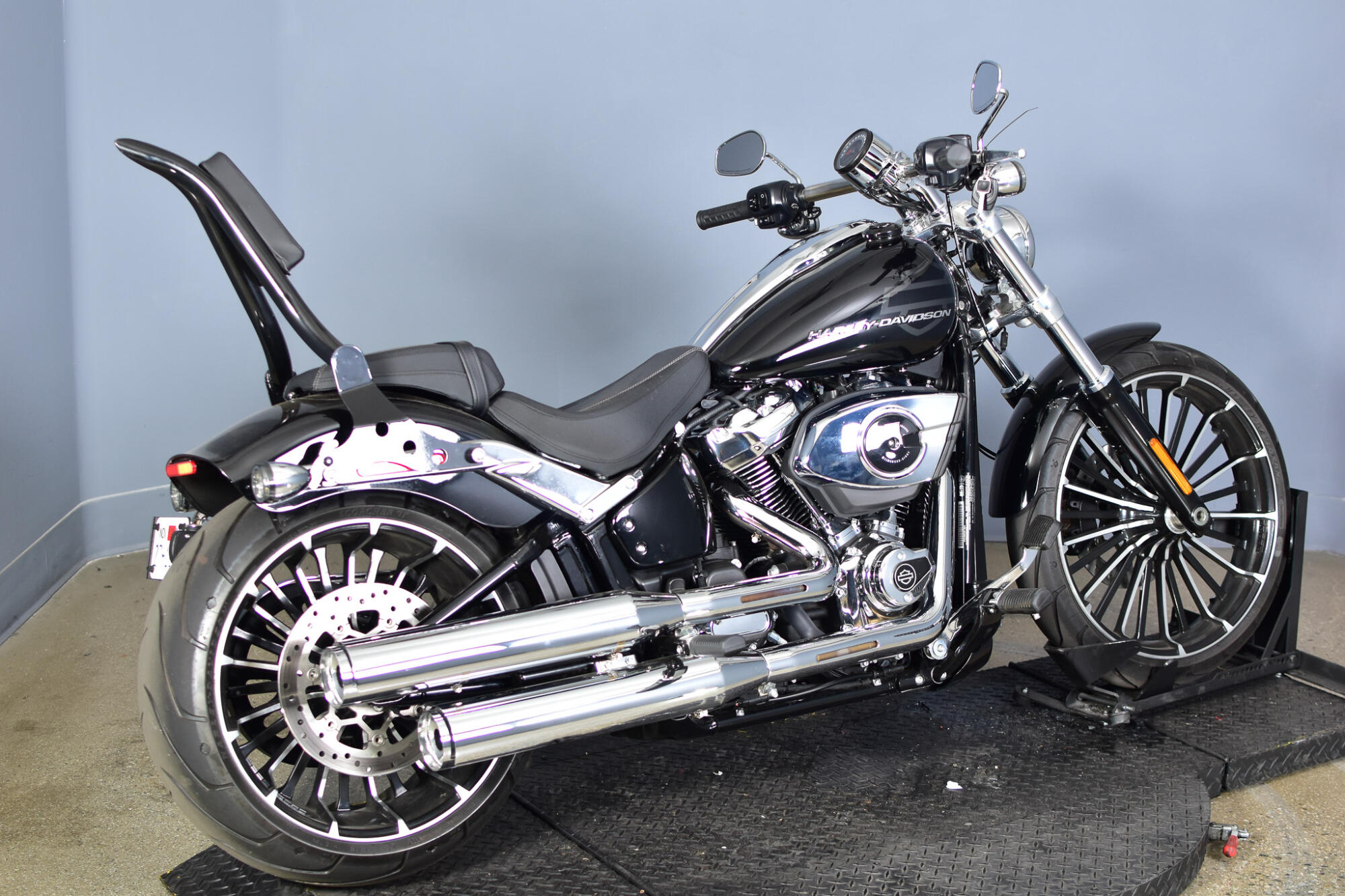 2025 Harley-Davidson® Breakout® Vivid Black, photo 8