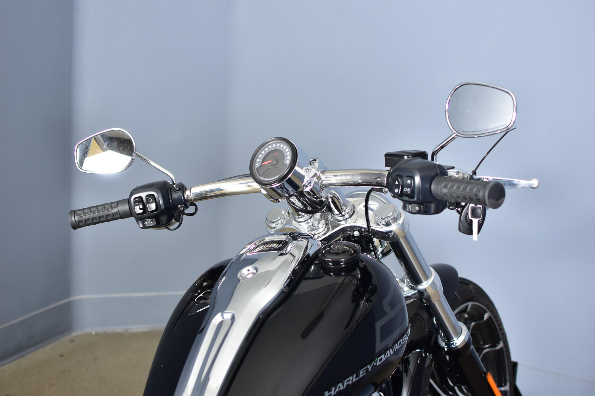 2025 Harley-Davidson® Breakout® Vivid Black, photo 7