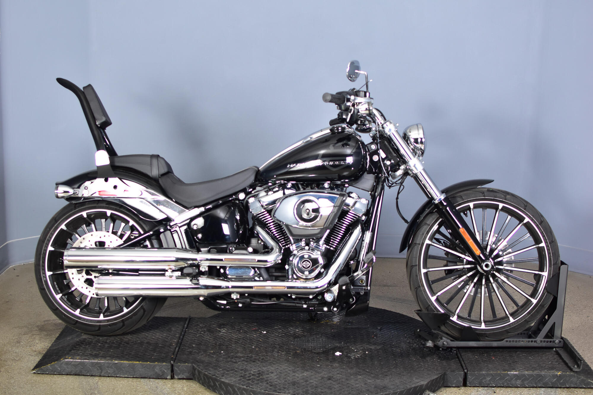 2025 Harley-Davidson® Breakout® Vivid Black