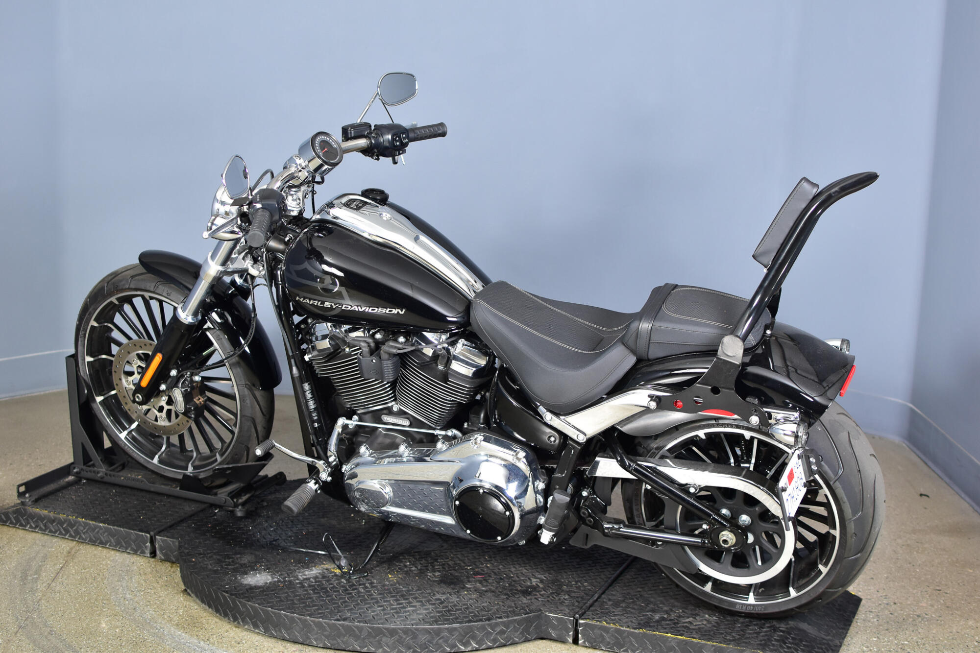 2025 Harley-Davidson® Breakout® Vivid Black, photo 6