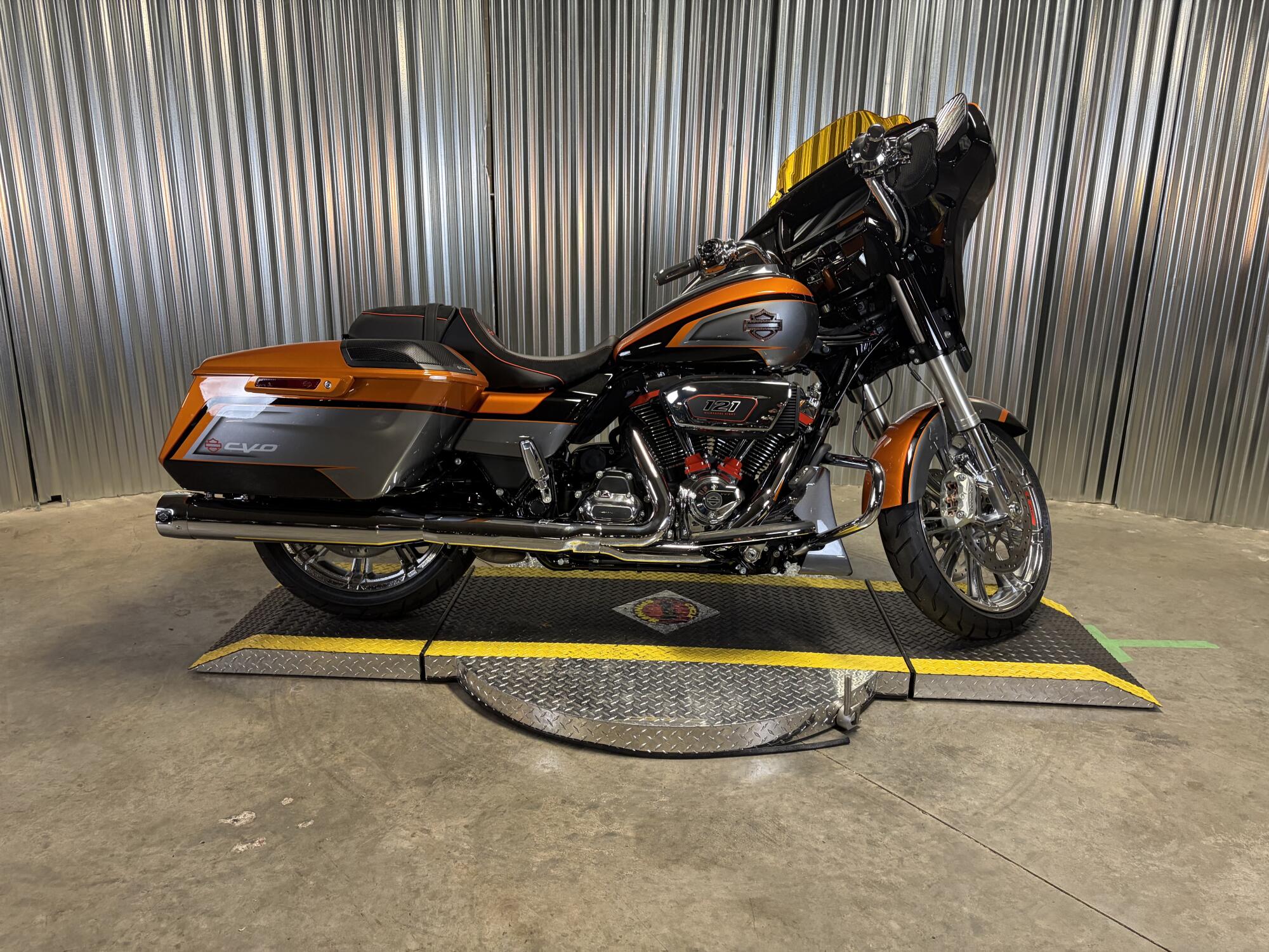 2026 Harley-Davidson® CVO Street Glide Torched Orange CVO Tri-Tone