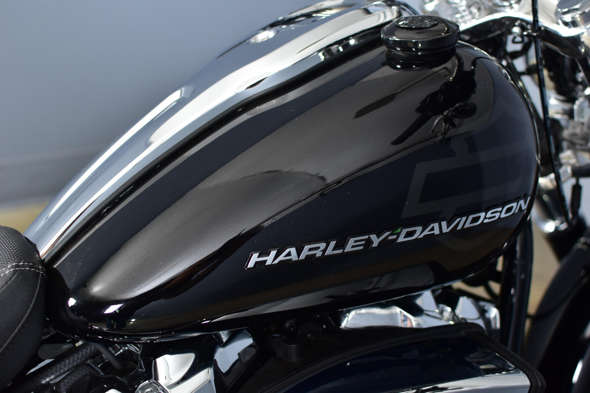 2025 Harley-Davidson® Breakout® Vivid Black, photo 13