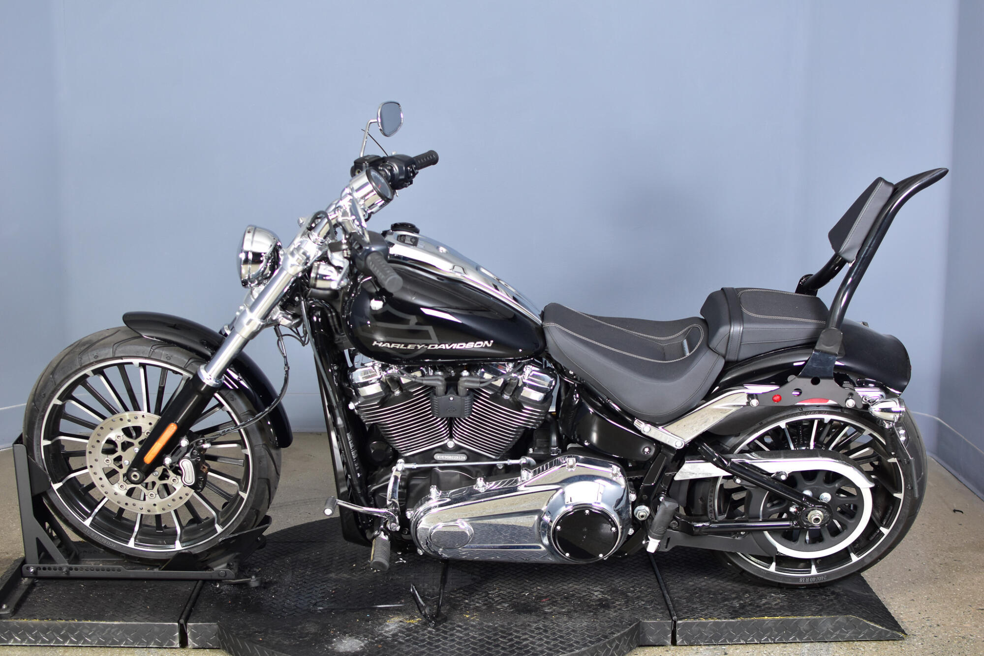 2025 Harley-Davidson® Breakout® Vivid Black, photo 5