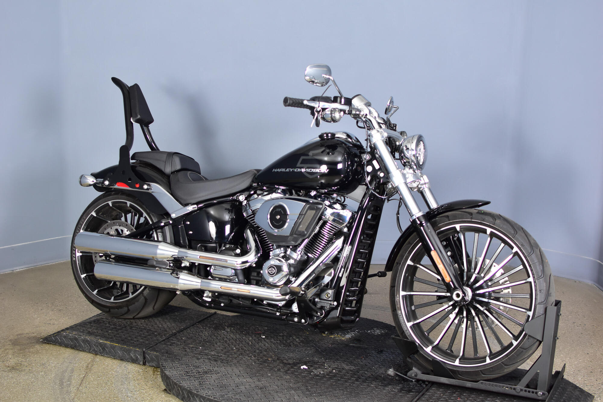 2025 Harley-Davidson® Breakout® Vivid Black, photo 2