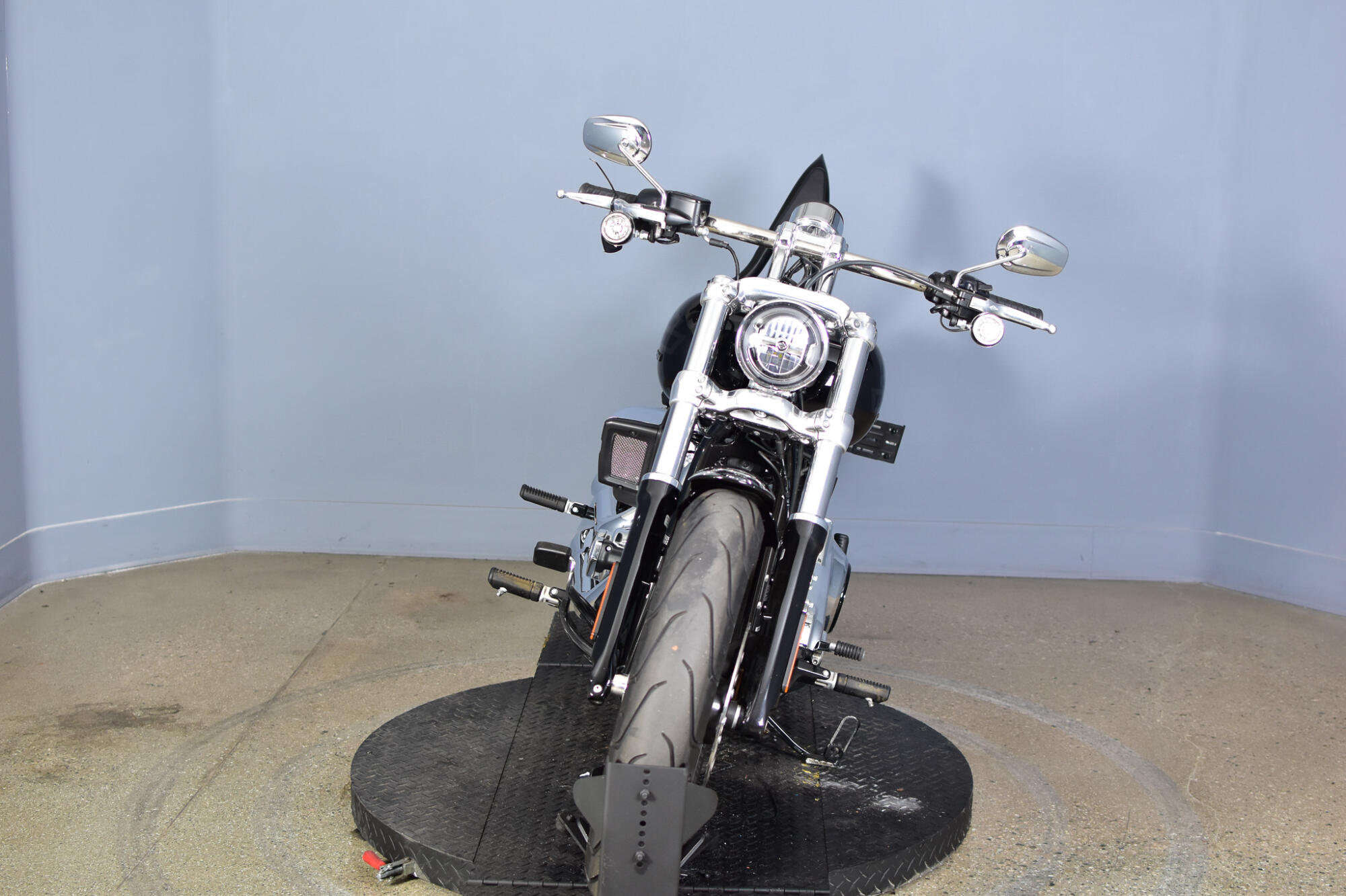 2025 Harley-Davidson® Breakout® Vivid Black, photo 3