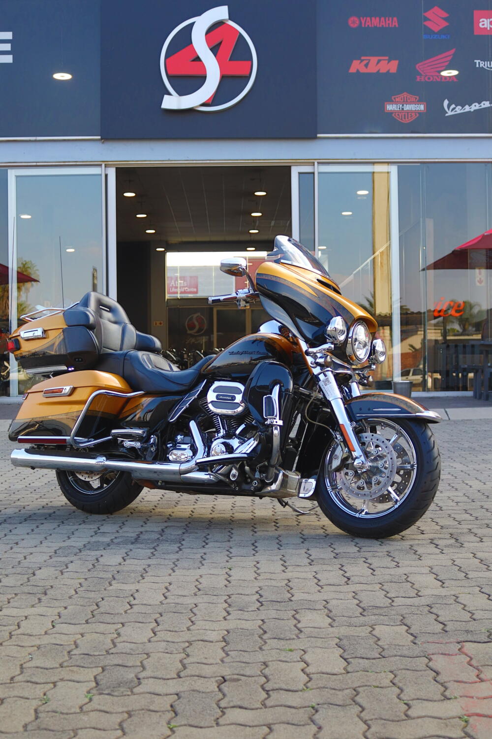 2015 Harley-Davidson<sup>®</sup> Ultra Limited Two-Tone Amber Whiskey/Vivid Black