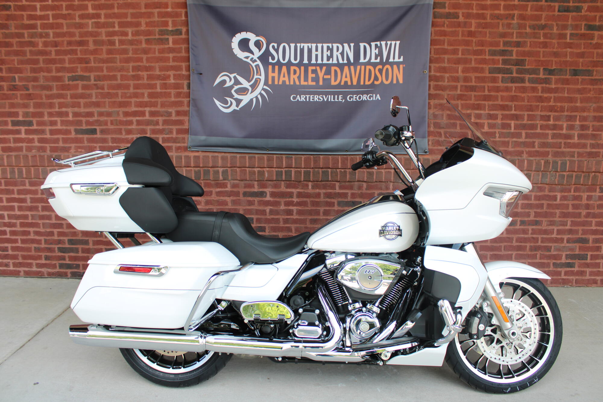 2026 Harley-Davidson® Road Glide Limited White Onyx Pearl Chrome Trim
