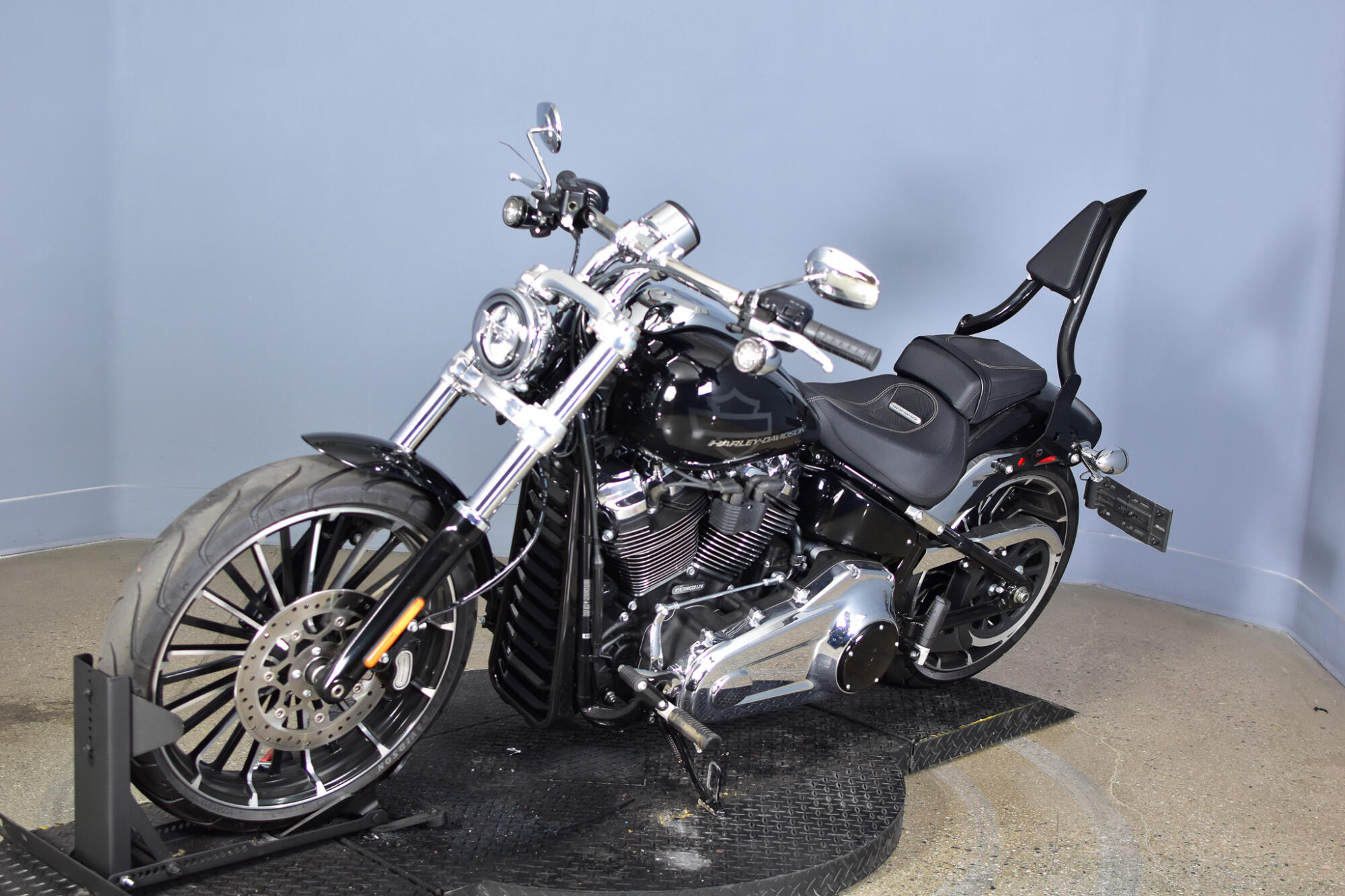 2025 Harley-Davidson® Breakout® Vivid Black, photo 4