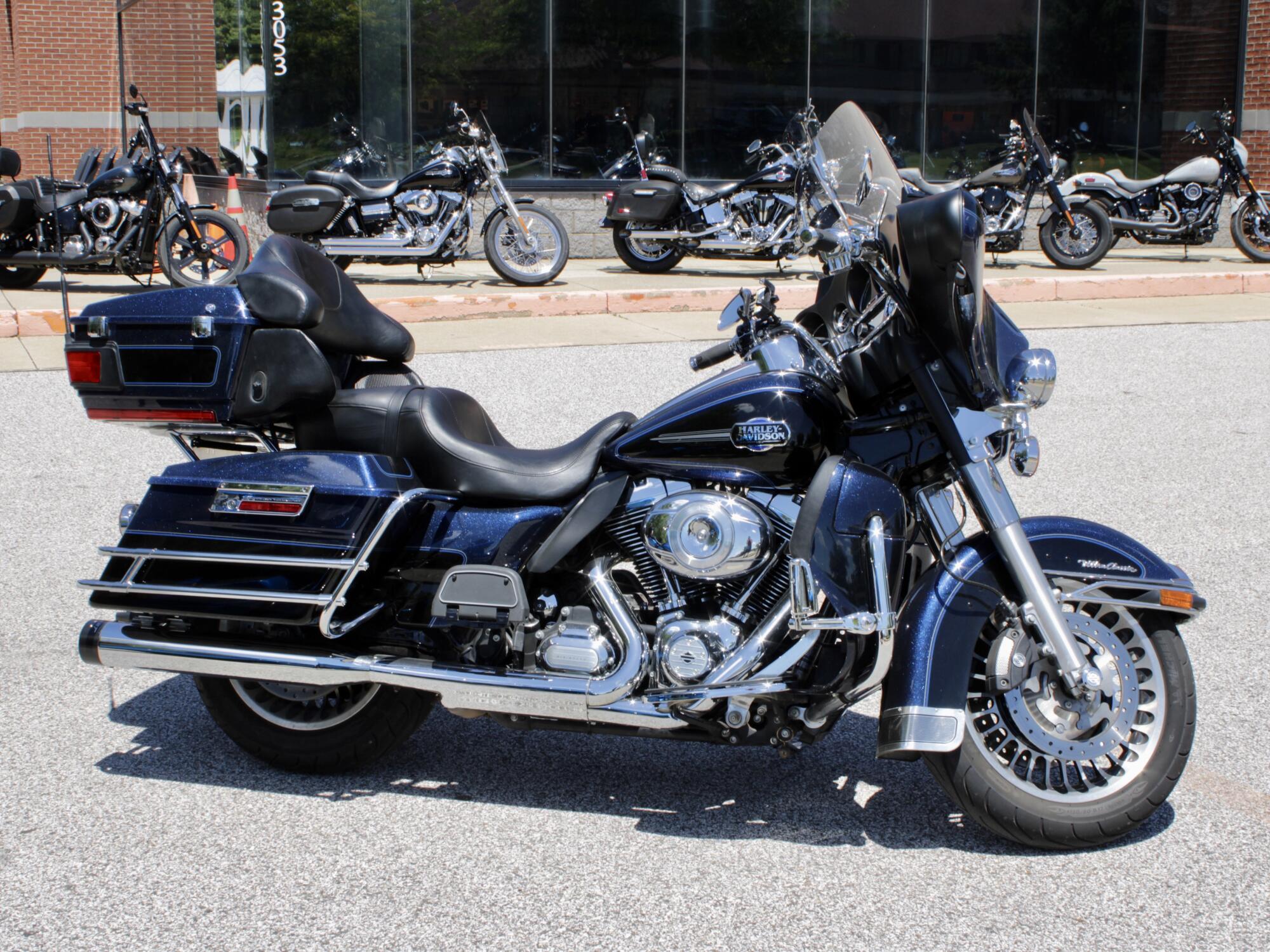 2012 Harley-Davidson® Ultra Classic™ Electra Glide® BIG BLUE/V BLK W/ PINSTRIPE