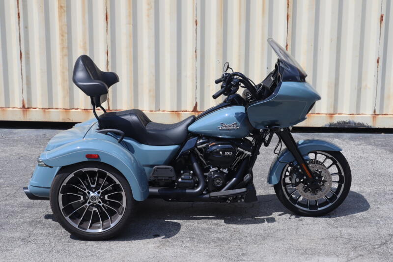 2024 Harley-Davidson® Road Glide® 3 Sharkskin Blue - Black Finish