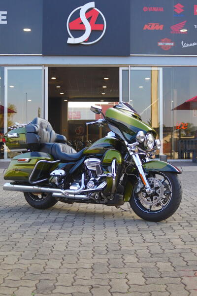 2017 Harley-Davidson® CVO™ Limited Spiked Olive & Serpentine Green with Carbon Dust including Contra