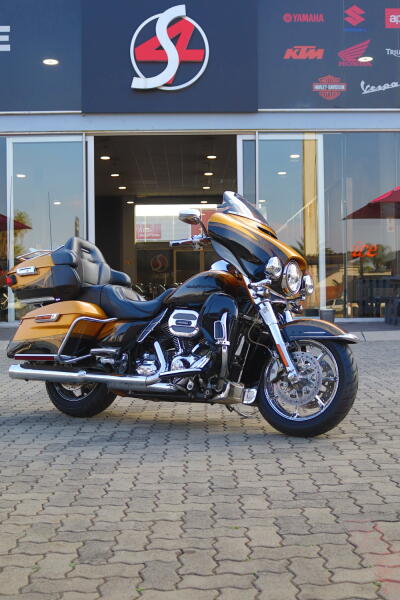 2015 Harley-Davidson<sup>®</sup> Ultra Limited Two-Tone Amber Whiskey/Vivid Black