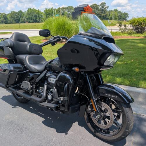 2023 Harley-Davidson® Road Glide® Limited Vivid Black thumb 3