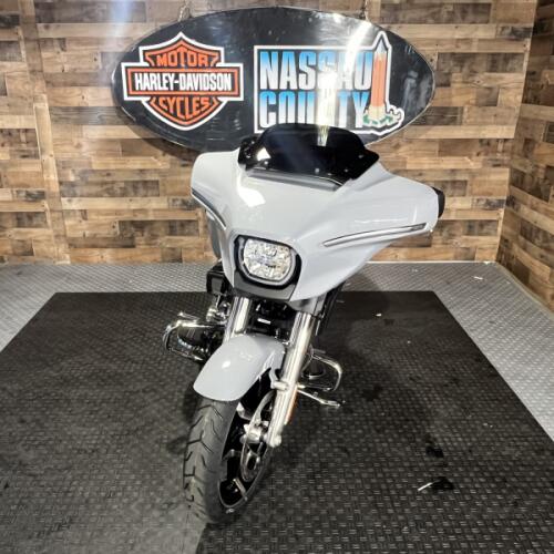 2026 Harley-Davidson® Street Glide® Dark Billiard Gray Chrome Trim thumb 3