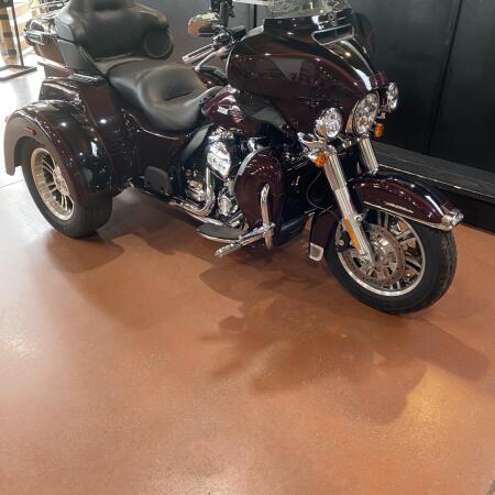 2022 Harley-Davidson® Tri Glide® Ultra FLHTCUTG thumb 3