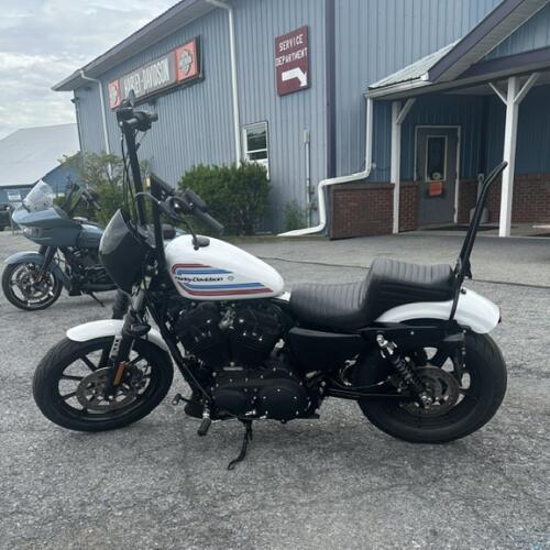 2021 Harley-Davidson® Iron 1200™ Stone Washed White Pearl thumb 1