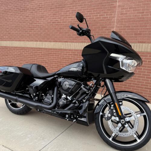 2026 Harley-Davidson® Road Glide® Vivid Black Black Trim thumb 3