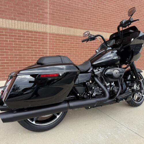 2026 Harley-Davidson® Road Glide® Vivid Black Black Trim thumb 1