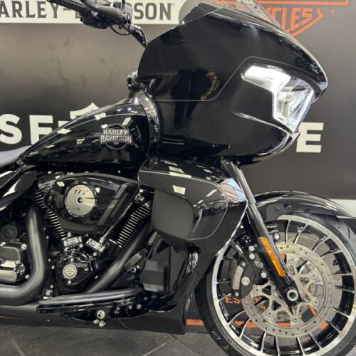 2026 Harley-Davidson® Road Glide Limited Vivid Black Black Trim thumb 3
