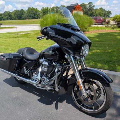 2023 Harley-Davidson® Street Glide® thumb 3