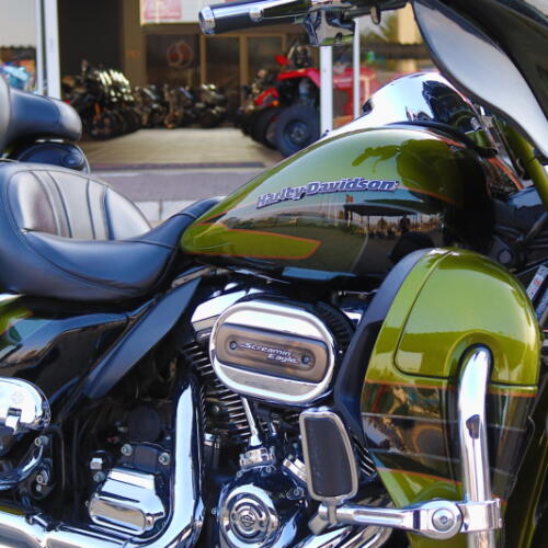 2017 Harley-Davidson® CVO™ Limited Spiked Olive & Serpentine Green with Carbon Dust including Contra thumb 3