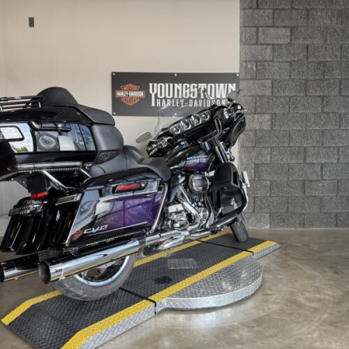 2021 Harley-Davidson® CVO™ Limited FLHTKSE thumb 2