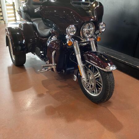 2022 Harley-Davidson® Tri Glide® Ultra FLHTCUTG thumb 2