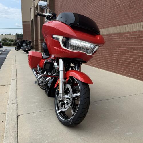 2026 Harley-Davidson® Road Glide® Blood Orange Chrome Trim thumb 2