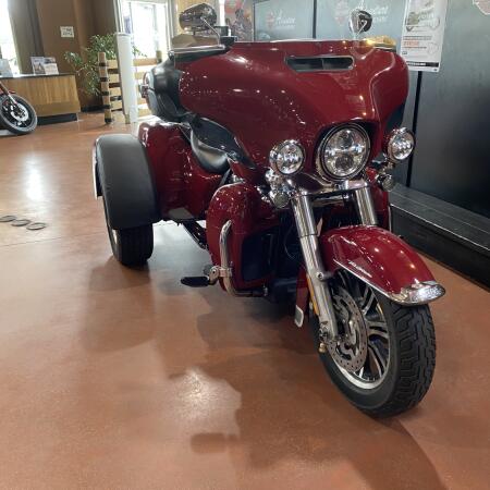 2021 Harley-Davidson® Tri Glide® Ultra FLHTCUTG thumb 2