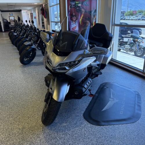 2025 Honda Gold Wing® DCT 50th Anniversary GL1800DSE thumb 2