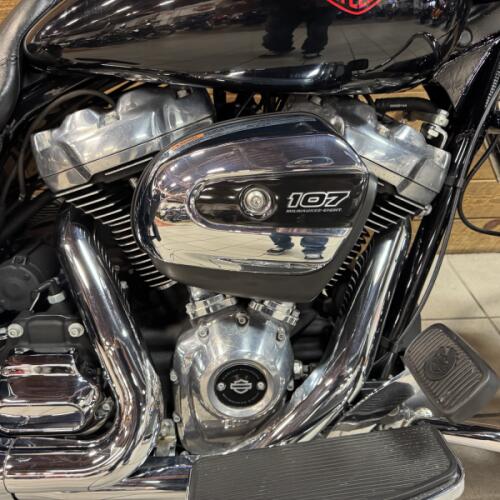 2019 Harley-Davidson® Electra Glide® Standard Vivid Black FLHT thumb 2