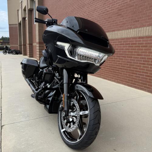 2026 Harley-Davidson® Road Glide® Vivid Black Black Trim thumb 2