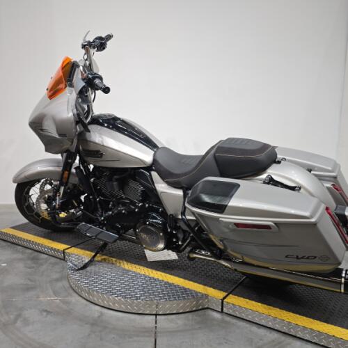 FLHXSE 2023 CVO™ Street Glide® thumb 0