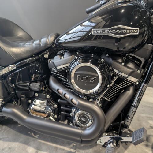 2018 Harley-Davidson® Sport Glide™ Vivid Black thumb 2