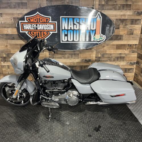 2026 Harley-Davidson® Street Glide® Dark Billiard Gray Chrome Trim thumb 2