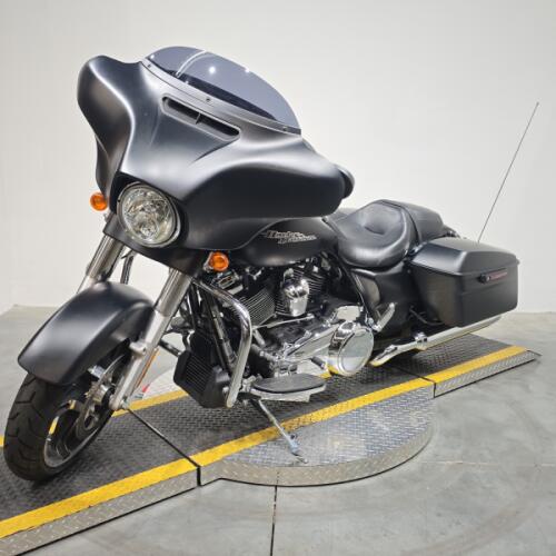 FLHXS 2017 Street Glide® Special thumb 2