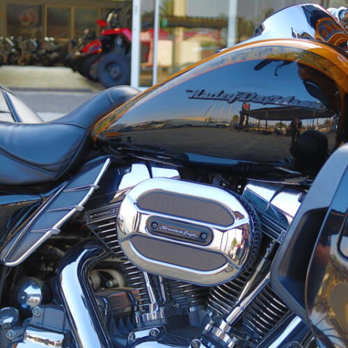 2015 Harley-Davidson<sup>®</sup> Ultra Limited Two-Tone Amber Whiskey/Vivid Black thumb 3