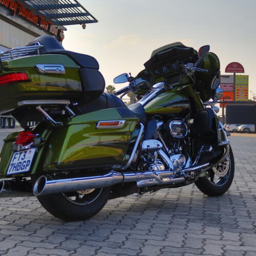 2017 Harley-Davidson® CVO™ Limited Spiked Olive & Serpentine Green with Carbon Dust including Contra thumb 0