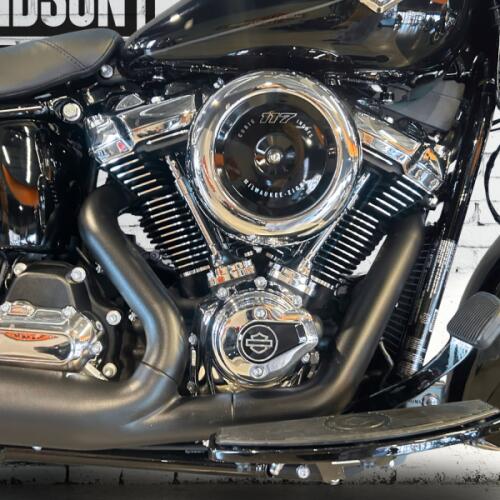 2026 Harley-Davidson® Heritage Classic Vivid Black Black Laced Wheels thumb 1