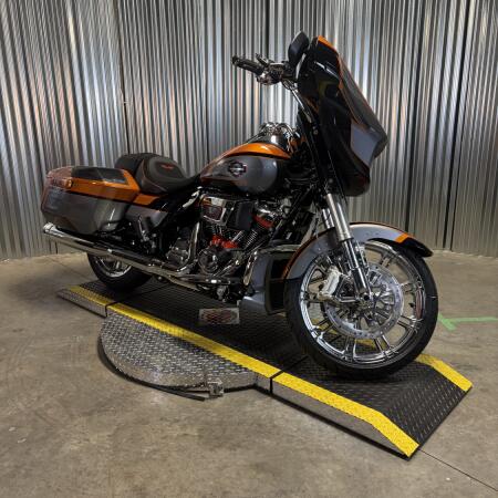 2026 Harley-Davidson® CVO Street Glide Torched Orange CVO Tri-Tone thumb 3