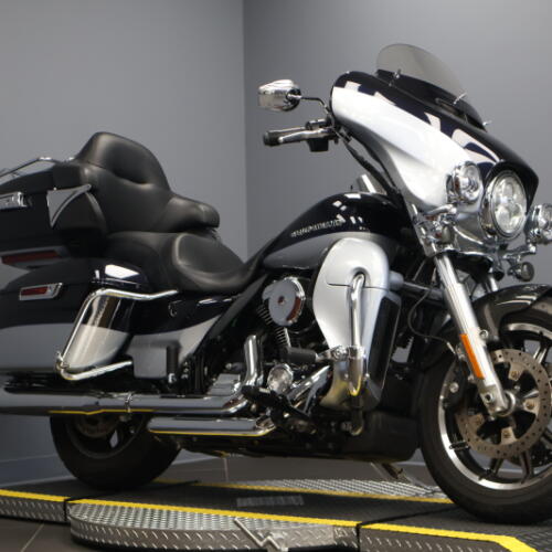 2019 Harley-Davidson® Ultra Limited Midnight Blue/Barracuda Silver thumb 2