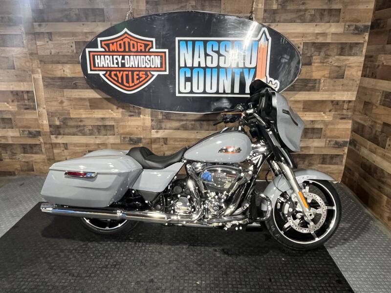 2026 Harley-Davidson® Street Glide® Dark Billiard Gray Chrome Trim
