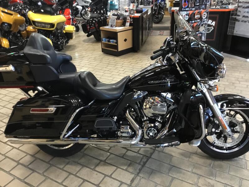 2014 Harley-Davidson® Ultra Limited Vivid Black w/Cast Wheels