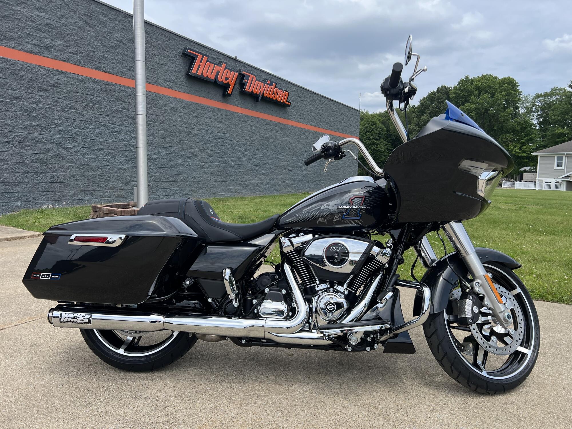 2026 Harley-Davidson® Road Glide® Midnight Ember Chrome Trim