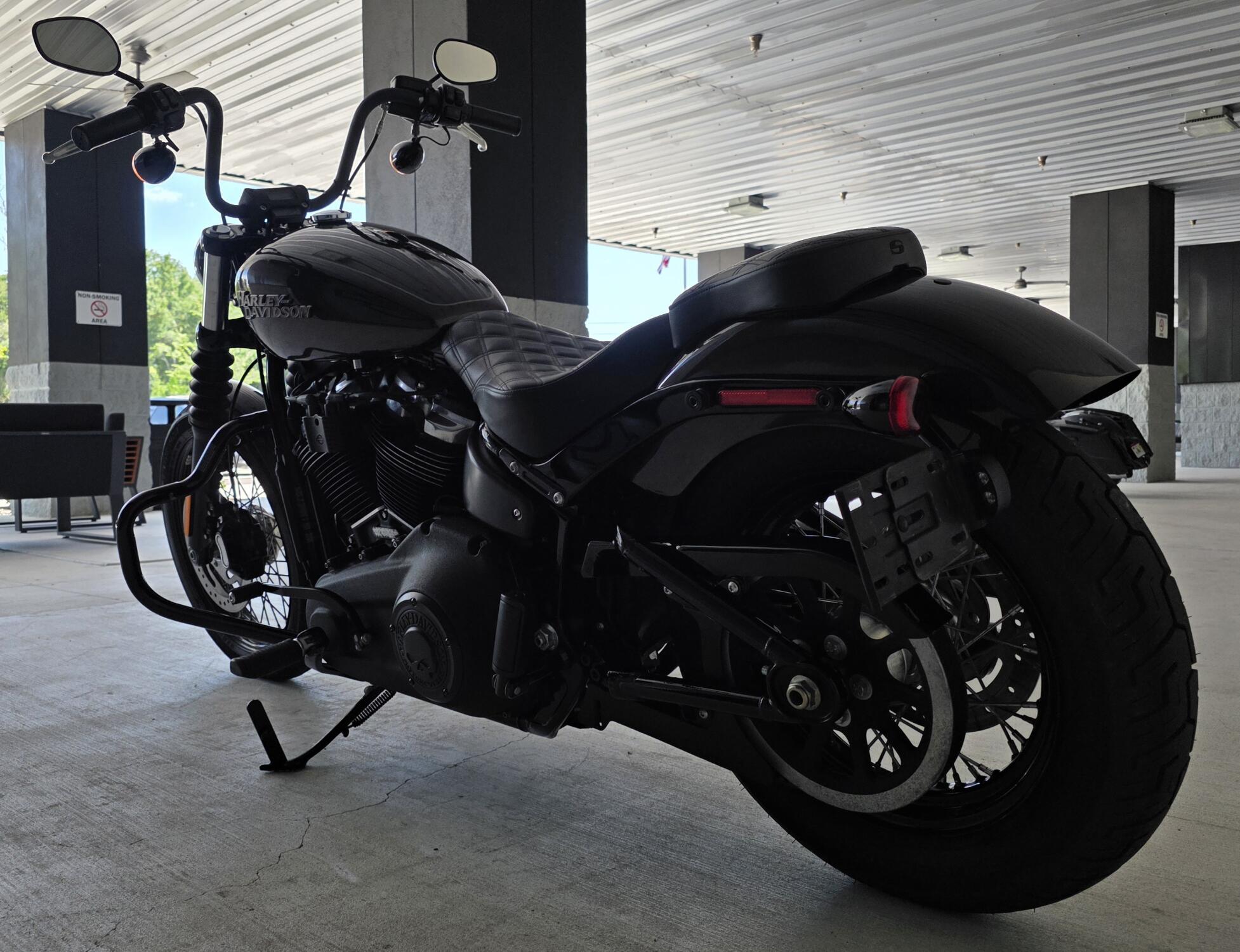 2020 Harley-Davidson® Street Bob® River Rock Gray, photo 12
