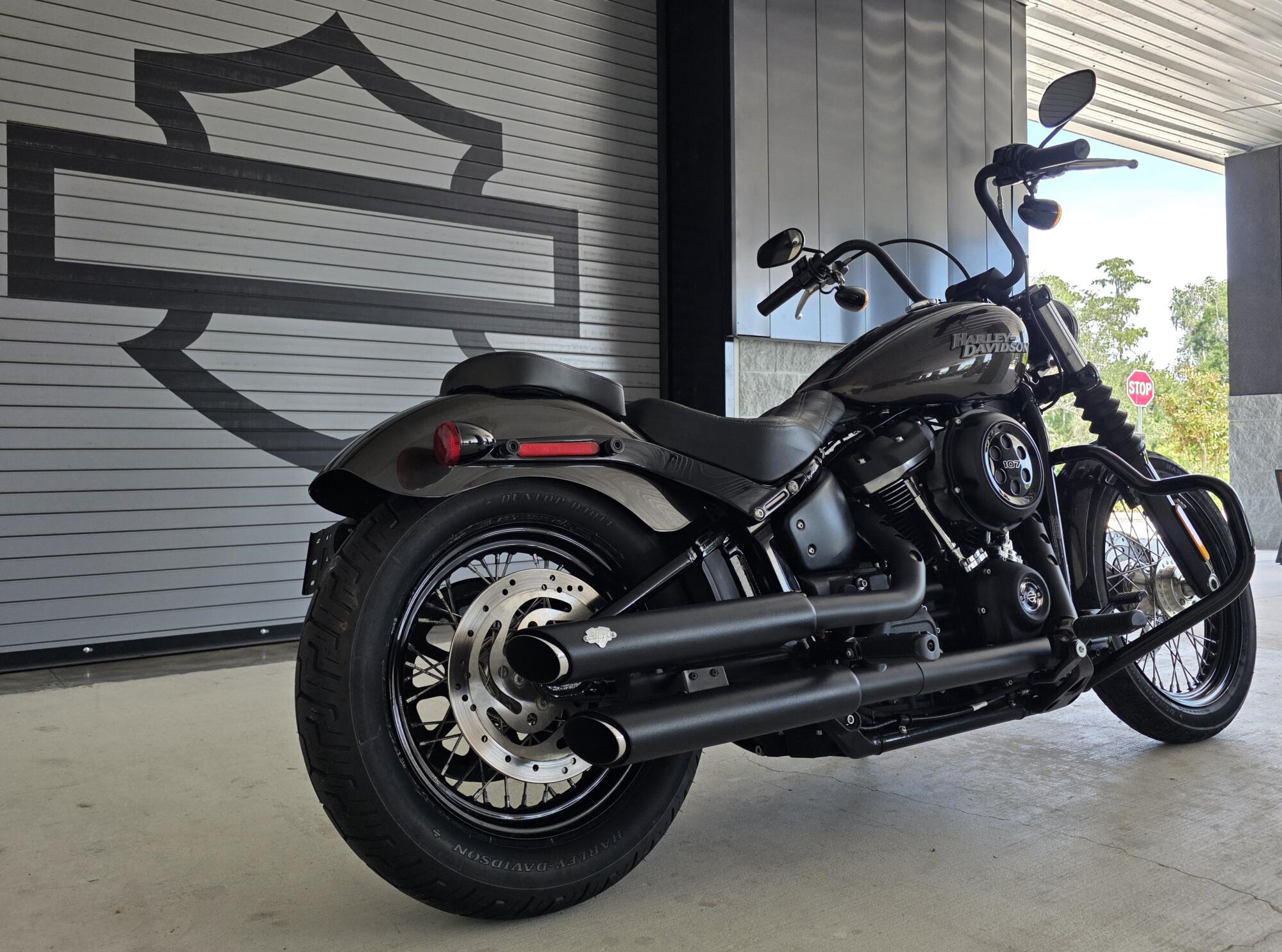 2020 Harley-Davidson® Street Bob® River Rock Gray, photo 11