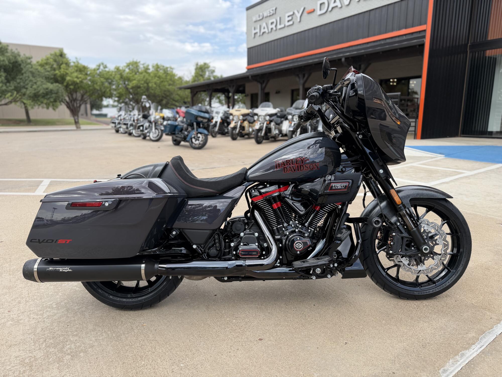 2026 Harley-Davidson® CVO Street Glide ST Inferno Gray