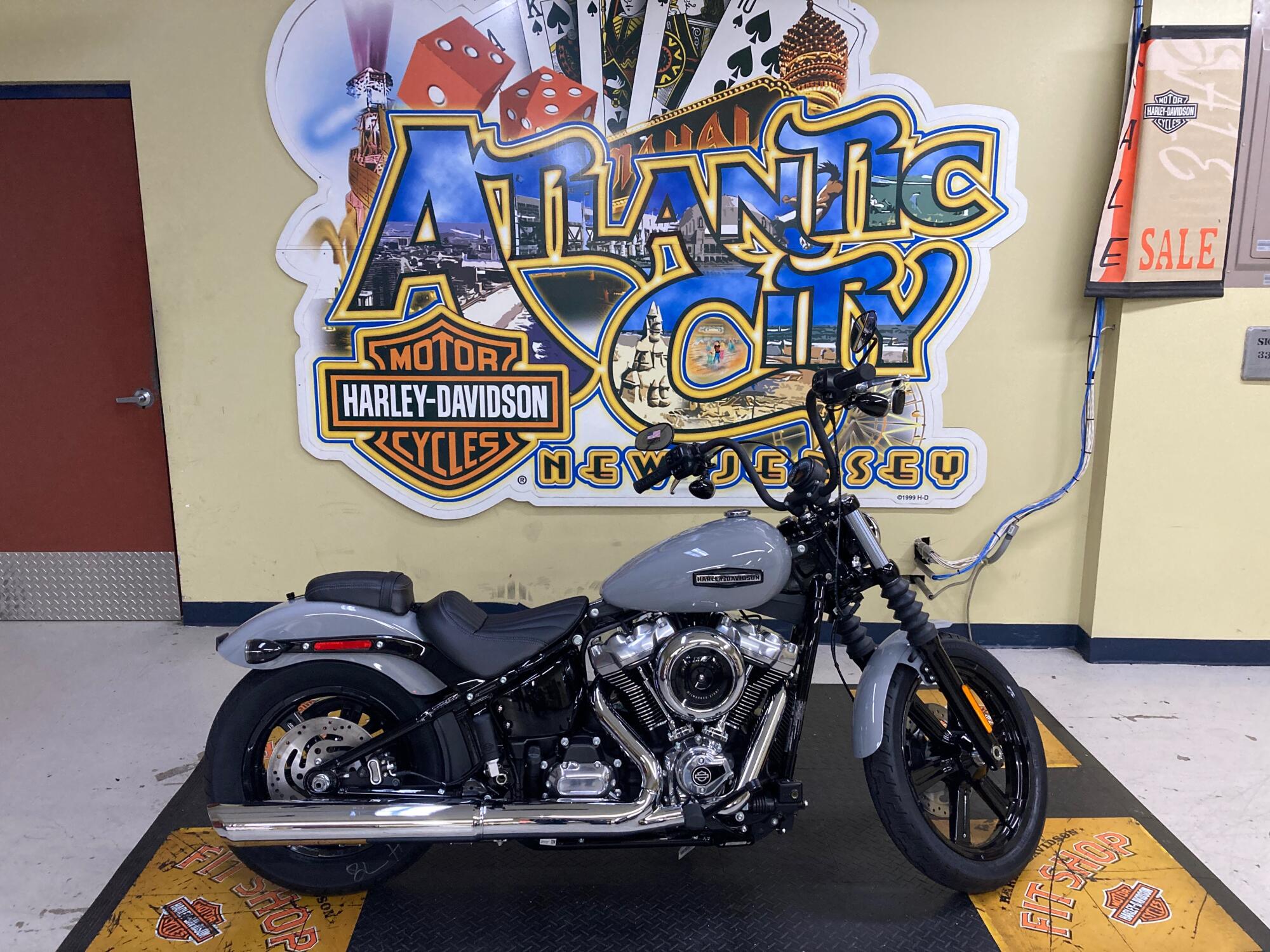 2025 Harley-Davidson® Street Bob® Billiard Gray w/Cast Wheels FXBB