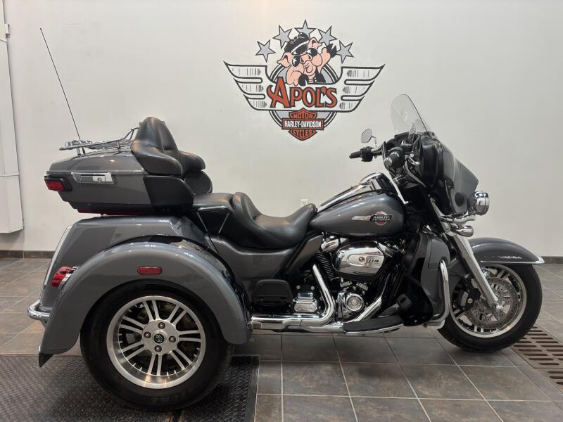2022 Harley-Davidson® Tri Glide® Ultra Gauntlet Gray Metallic/Vivid Black
